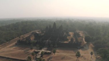 Kamboçya 'daki Angkor Wat Tapınağı. Güneşin doğuşu sis uçağı.