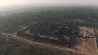 Kamboçya 'daki Angkor Wat Tapınağı. Güneşin doğuşu sis uçağı.