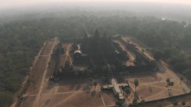 Kamboçya 'daki Angkor Wat Tapınağı. Güneşin doğuşu sis uçağı.