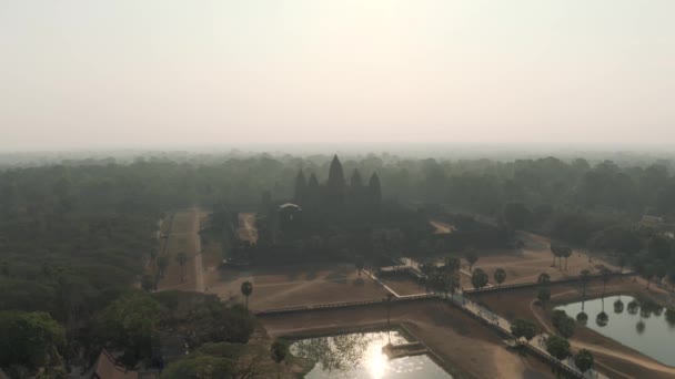 Angkor Wat Templo en Camboya salida del sol vuelo drone niebla — Vídeos de Stock