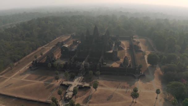 Angkor Wat Temple au Cambodge lever du soleil brouillard drone vol 