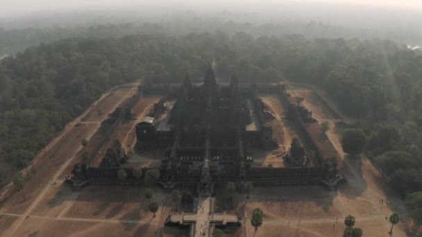 Angkor Wat Temple au Cambodge lever du soleil brouillard drone vol 