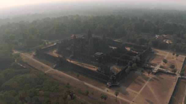 Храм Ангкор-Ват в Камбодже полет беспилотника на восходе солнца — стоковое видео
