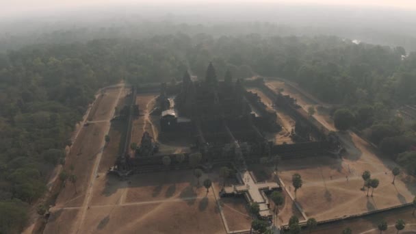 Angkor Wat Templo no Camboja nascer do sol nevoeiro drone voo — Vídeo de Stock