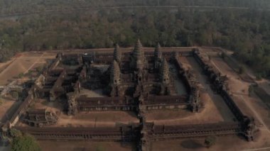 Kamboçya 'daki Angkor Wat Tapınağı. Güneşin doğuşu sis uçağı.