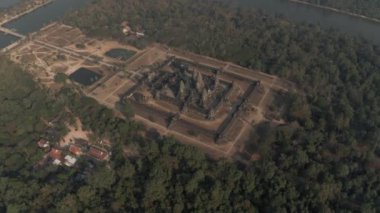 Kamboçya 'daki Angkor Wat Tapınağı. Güneşin doğuşu sis uçağı.