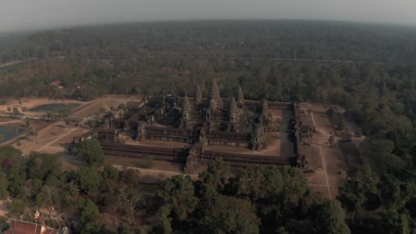 Angkor Wat Temple au Cambodge lever du soleil brouillard drone vol 