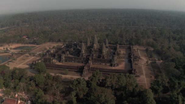 Angkor wat Tempel in Kambodscha Sonnenaufgang Nebel Drohnenflug — Stockvideo