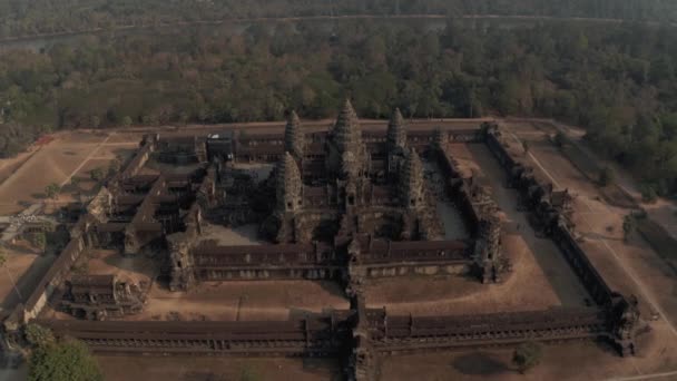 Angkor Wat Temple v Kambodži východ slunce mlha dron let — Stock video