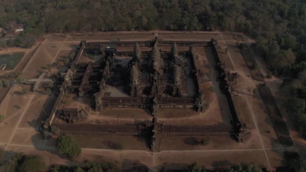 Angkor Wat Templo en Camboya salida del sol vuelo drone niebla — Vídeo de stock