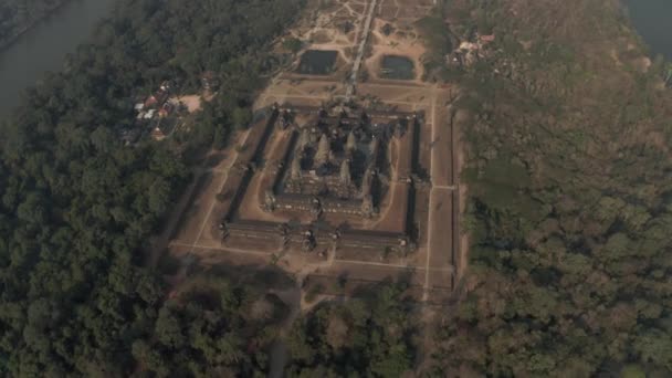 Angkor Wat Temple au Cambodge lever du soleil brouillard drone vol 