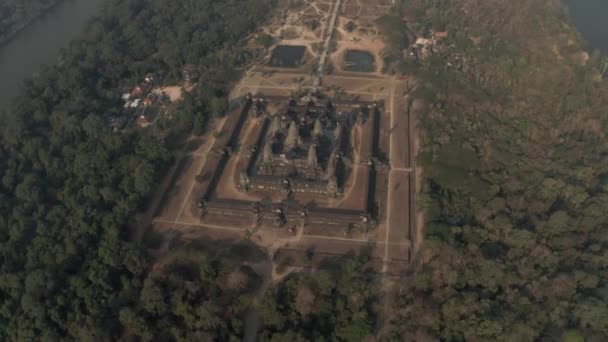 Angkor Wat Temple in Cambodia sunrise fog drone flight — ストック動画