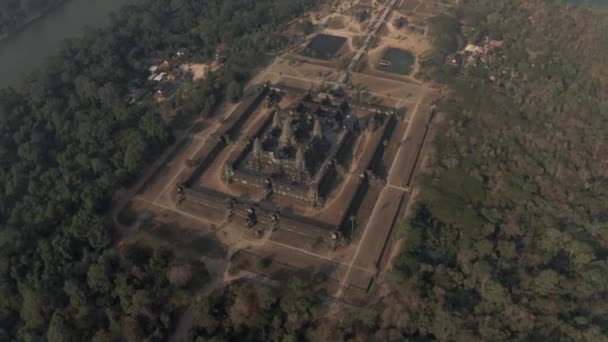 Angkor Wat Ναός στην Καμπότζη ανατολή ομίχλη drone πτήση — Αρχείο Βίντεο