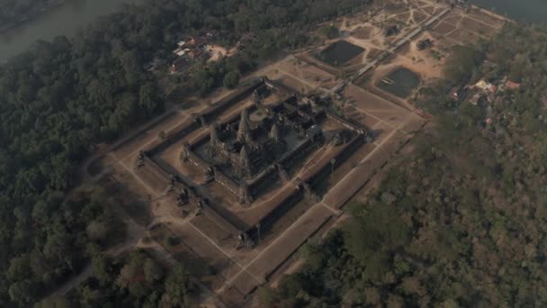 Angkor Wat Templo en Camboya salida del sol vuelo drone niebla — Vídeo de stock