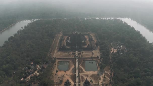 Angkor Wat Temple au Cambodge lever du soleil brouillard drone vol — Video