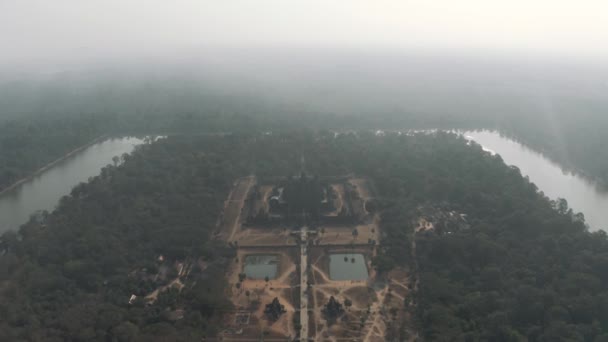 Angkor Wat templom Kambodzsa napfelkelte köd drón repülés — Stock videók