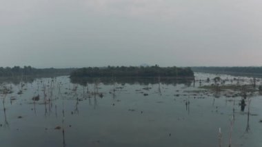 Angkor Wat Tapınağı yakınlarındaki Kamboçya Gölü Eski Yıkım Tesisi 4k