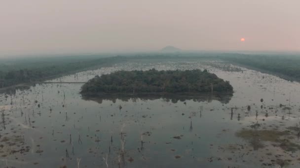 Lac au Cambodge près du temple Angkor Wat Ancient Ruin Complex 4k 