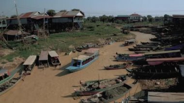 Kamboçya 'da nehir kıyısında yüzen köy, Pean Bang, Tonle Sap Gölü