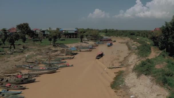 Floating Village on the river in Cambodia, Pean Bang, Tonle Sap Lake — Stock Video