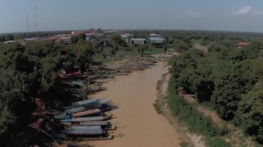 Kamboçya 'da yüzen köyde tekneler, Pean Bang, Tonle Sap Gölü 4k sefer sayılı İHA uçağı.