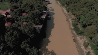 Kamboçya 'da yüzen köyde insansız hava aracı uçuşu, Pean Bang, Tonle Sap Gölü 4k