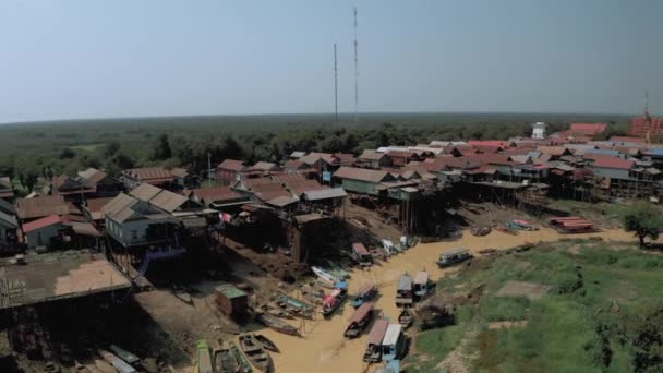 Plovoucí vesnice na řece v Kambodži, Pean Bang, Tonle Sap Lake — Stock video