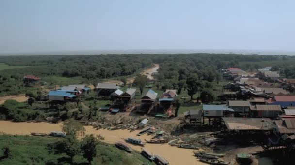 Drijvend dorp aan de rivier in Cambodja, Pean Bang, Tonle Sap Lake — Stockvideo