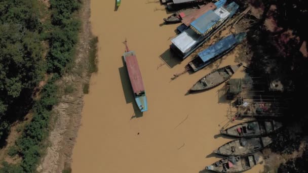 Pueblo flotante en el río en Camboya, Pean Bang, Tonle Sap Lake — Vídeos de Stock