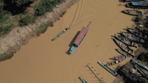 Pueblo flotante en el río en Camboya, Pean Bang, Tonle Sap Lake — Vídeos de Stock