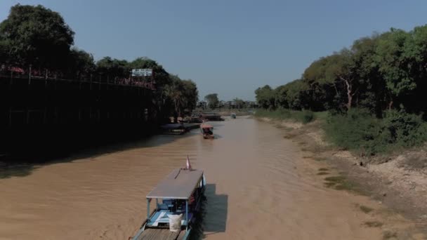 ボート・オン・ザ・リバー・イン・フローティングビレッジin Cambodia, Pean Bang, Tonle Sap Lakeドローンフライト4k — ストック動画