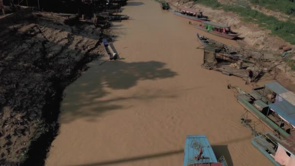 Vol par drone au-dessus de la rivière dans le village flottant au Cambodge, Pean Bang, Tonle Sap Lake 4k — Video