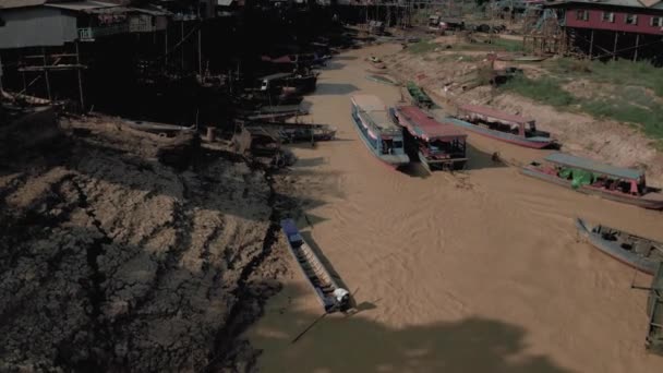 Vol par drone au-dessus de la rivière dans le village flottant au Cambodge, Pean Bang, Tonle Sap Lake 4k — Video