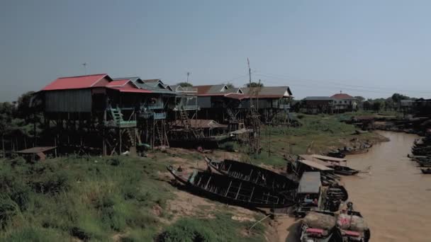 Lot dronem nad rzeką w Floating Village w Kambodży, Pean Bang, Tonle Sap Lake 4k — Wideo stockowe