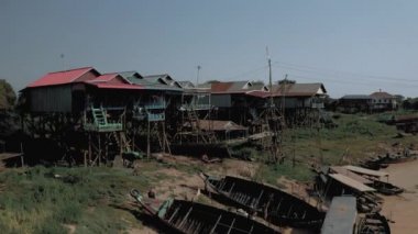 Kamboçya 'da yüzen köyde insansız hava aracı uçuşu, Pean Bang, Tonle Sap Gölü 4k