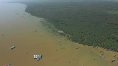 Kamboçya 'daki Tonle Sap Gölü' nde balıkçılık ve zevk tekneleri, Pean Bang, Drone 4k