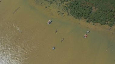 Kamboçya 'daki Tonle Sap Gölü' nde balıkçılık ve zevk tekneleri, Pean Bang, Drone 4k