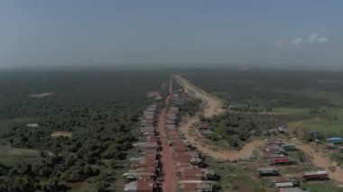 Kamboçya 'da yüzen köy Kampong Phluk Pean Bang, Tonle Sap Gölü insansız hava aracı 4k