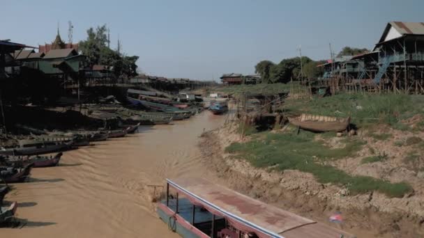 Let dronem přes řeku v Floating Village v Kambodži, Pean Bang, Tonle Sap Lake 4k — Stock video