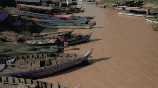 Політ дронів над річкою в Плавучому селі в Камбоджі, Pean Bang, Tonle Sap Lake 4k — стокове відео