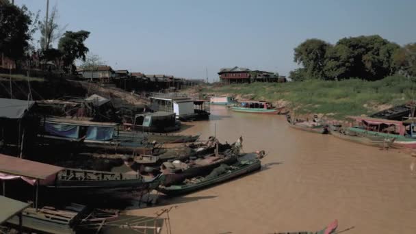 Let dronem přes řeku v Floating Village v Kambodži, Pean Bang, Tonle Sap Lake 4k — Stock video