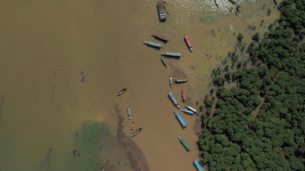 Fishing and pleasure wooden boats on the Tonle Sap Lake lake in Cambodia, Pean Bang, Drone 4K — 비디오