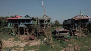 Kamboçya 'da yüzen köy Kampong Phluk Pean Bang, Tonle Sap Gölü insansız hava aracı 4k