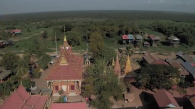 Kamboçya 'da yüzen köy Kampong Phluk Pean Bang, Tonle Sap Gölü insansız hava aracı 4k