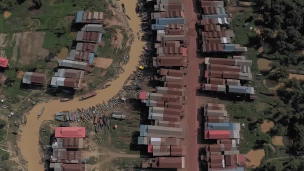 Floating Village in Cambodia Kampong Phluk Pean Bang, Tonle Sap Lake drone flight 4k — Stock Video