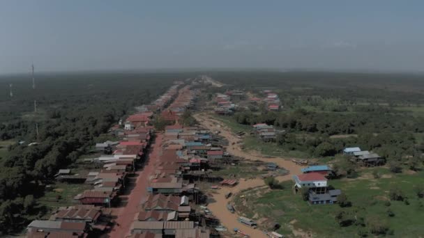 Kelluva kylä Kambodzhassa Kampong Phluk Herne Bang, Tonle Sap järven drone lento 4k — kuvapankkivideo