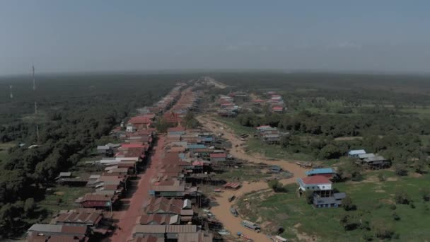 Plovoucí vesnice v Kambodži Kampong Phluk Pean Bang, Tonle Sap Lake drone let 4k — Stock video