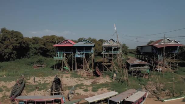 Aldea flotante en Camboya Kampong Phluk Pean Bang, Tonle Sap Lake drone vuelo 4k — Vídeos de Stock