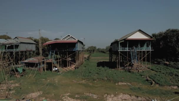 Pływająca wioska w Kambodży Phluk Pean Bang, Tonle Sap Lake drone lot 4k — Wideo stockowe