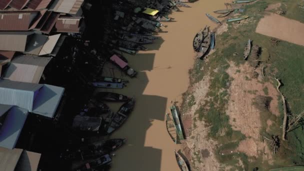 Kelluva kylä Kambodzhassa Kampong Phluk Herne Bang, Tonle Sap järven drone lento 4k — kuvapankkivideo